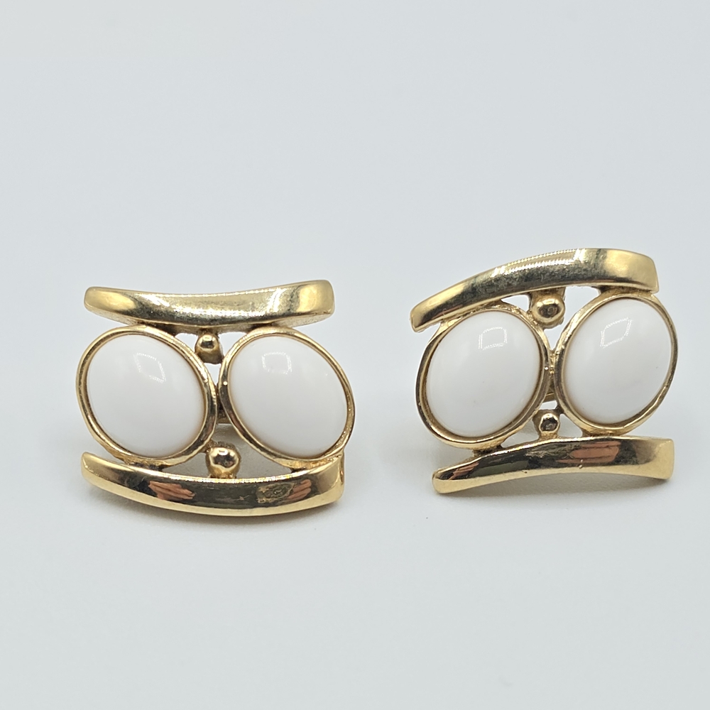 Vintage Trifari Gold Tone White Cabochon Clip On Earrings Mid Century MCM - Picture 3 of 14